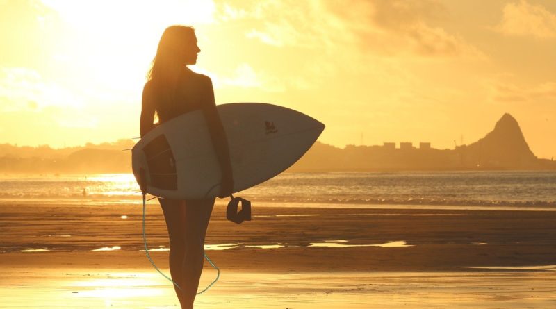 Quels sont les bienfaits d’une colonie de vacances surf pour ado en France ?